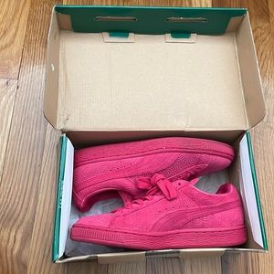 Like new women's pink pumas size 6